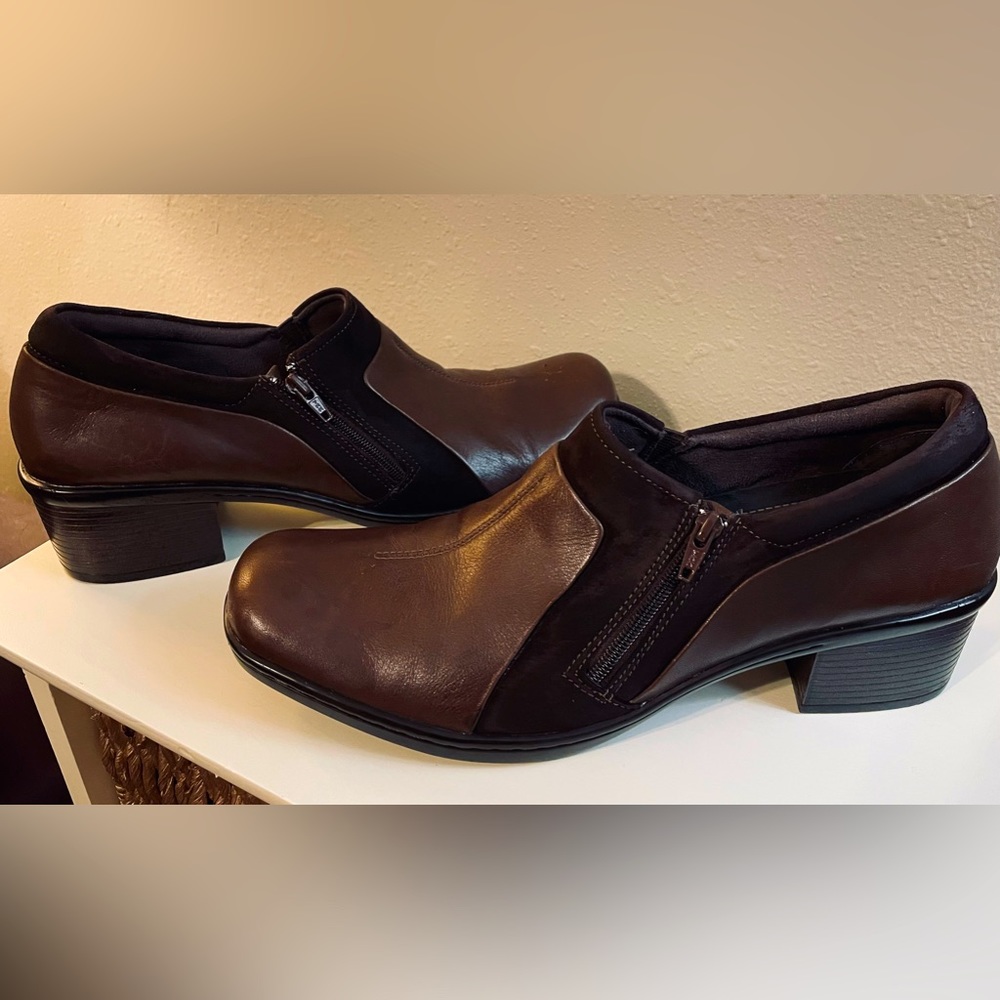 CLARKS Brown leather and suede chunky heels